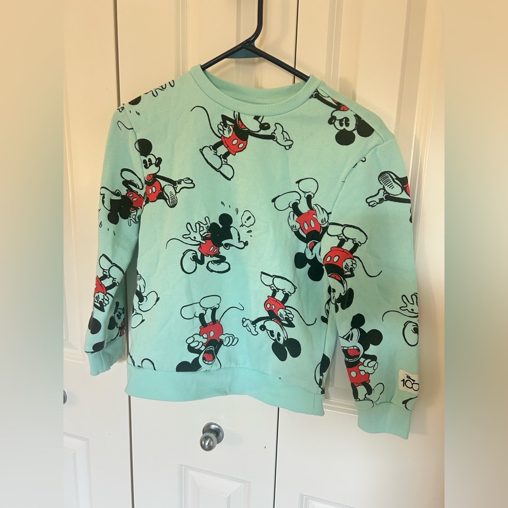 Disney 100‎ Mickey Mouse sweater size M
